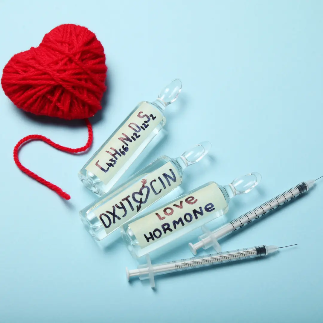 Tres capsulas con etiqueta en las que pone "Oxitocina", "Love Hormone" y la formula química de la oxitocina C43H66N12812S2