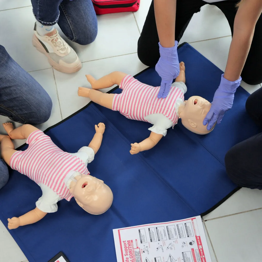 Clase donde se enseña RCP con dos maniquís de bebés. Primeros auxilios en niños. RCP en niños